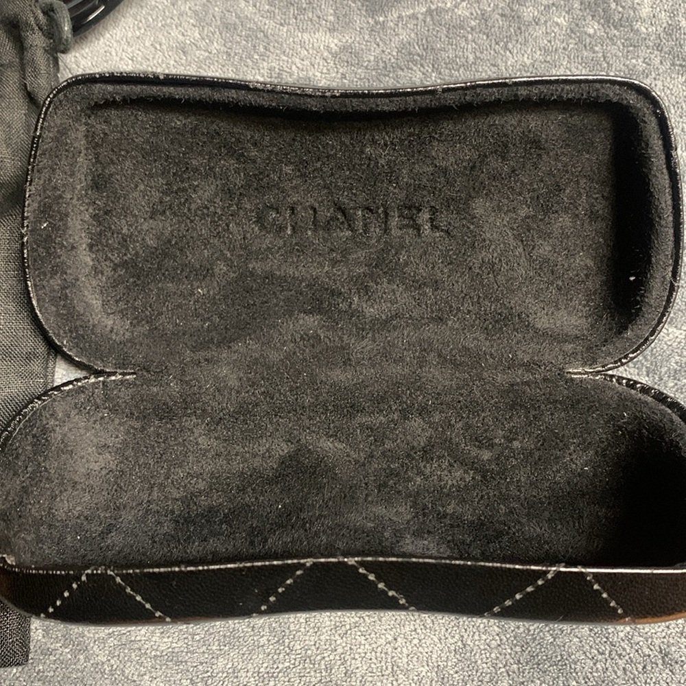 CHANEL Black & Tortoiseshell Rectangular Logo Sunglasses - Picture 4 of 16